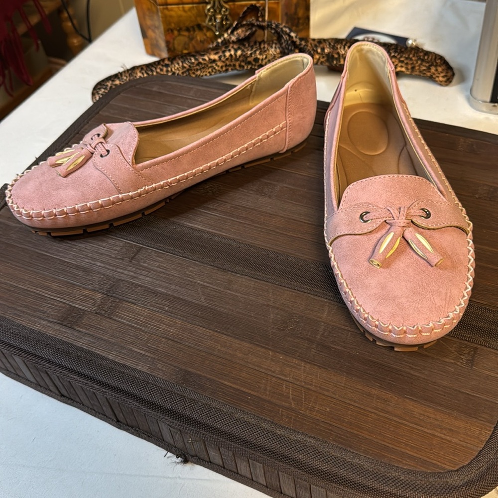 Rose slip ons!! NWOB Never worn. Size 8
Trendy house slippers - Picture 6 of 9